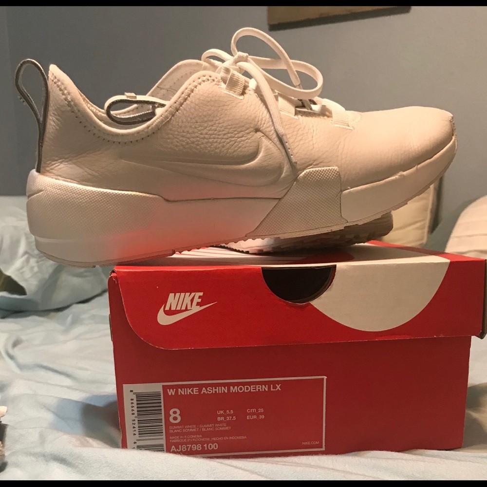 White leather women’s Nike’s